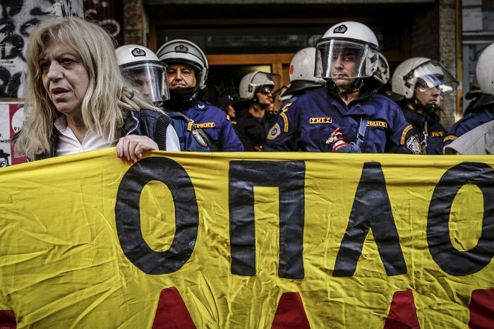 Διαμαρτυρία έξω από συμβολαιογραφείο στα Εξάρχεια (φωτό) - εικόνα 4