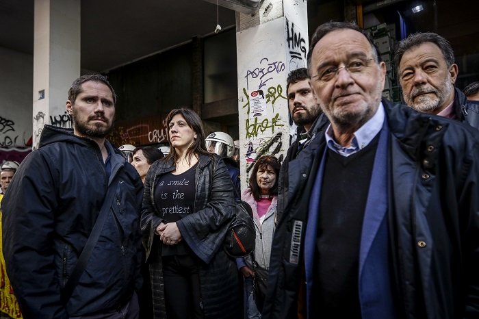 Διαμαρτυρία έξω από συμβολαιογραφείο στα Εξάρχεια (φωτό) - εικόνα 3