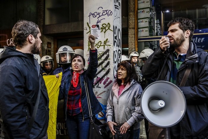 Διαμαρτυρία έξω από συμβολαιογραφείο στα Εξάρχεια (φωτό) - εικόνα 5