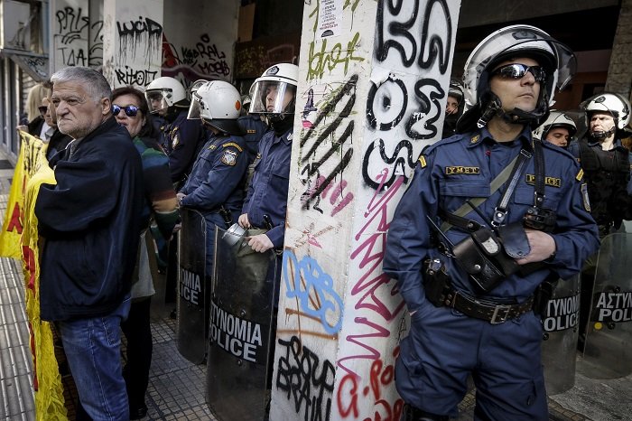 Διαμαρτυρία έξω από συμβολαιογραφείο στα Εξάρχεια (φωτό) - εικόνα 6