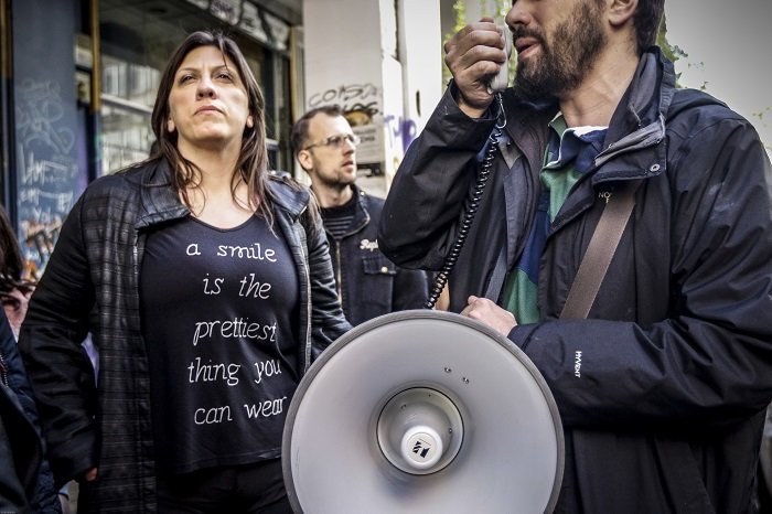 Διαμαρτυρία έξω από συμβολαιογραφείο στα Εξάρχεια (φωτό) - εικόνα 7