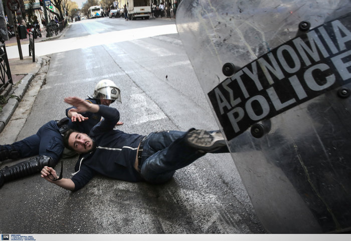 Αγριο ξύλο στο κέντρο της Αθήνας για τους πλειστηριασμούς - εικόνα 2