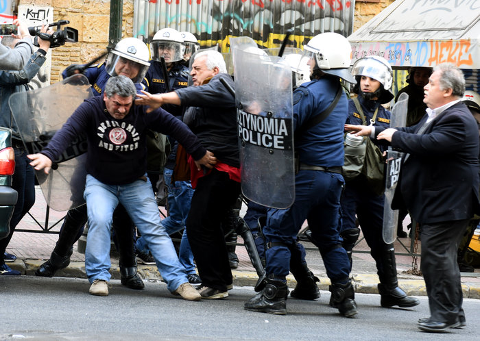 Αγριο ξύλο στο κέντρο της Αθήνας για τους πλειστηριασμούς - εικόνα 7