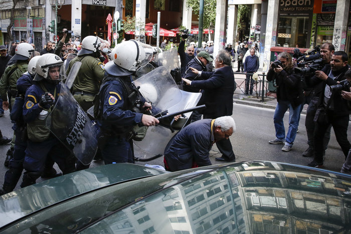 Αγριο ξύλο στο κέντρο της Αθήνας για τους πλειστηριασμούς - εικόνα 8