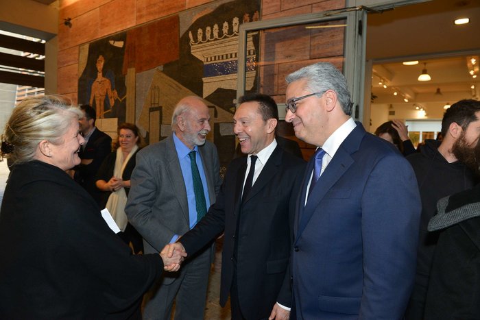 Η νέα πρόεδρος της Διοικητικής Επιτροπής του Μουσείου Μπενάκη Ειρήνη Γερουλάνου υποδέχεται τον Διοικητή της Τράπεζας της Ελλάδος Γιάννη Στουρνάρα. Στο μέσον ο Ακαδημαϊκός Άγγελος Δεληβορριάς και δεξιά ο διευθυντής του Κέντρου Έρευνας και Τεκμηρίωσης της Τράπεζας της Ελλάδος Παναγιώτης Παναγάκης