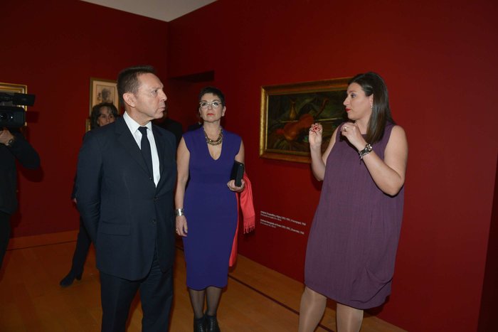 Γιάννης Στουρνάρας, η σύζυγός του Λίνα Νικολοπούλου και η επιμελήτρια της έκθεσης Χάρις Κανελλοπούλου