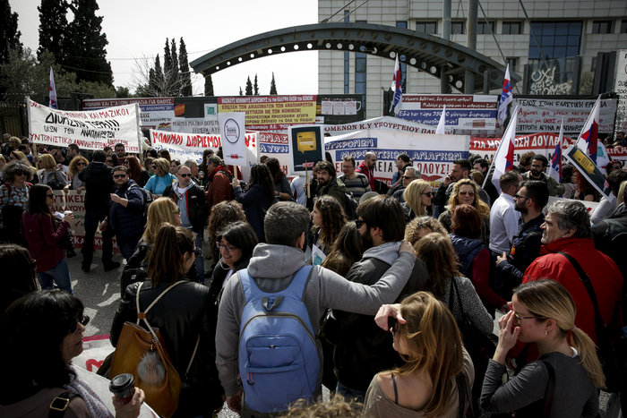 Συλλαλητήριο εκπαιδευτικών έξω από το υπουργείο Παιδείας - εικόνα 2