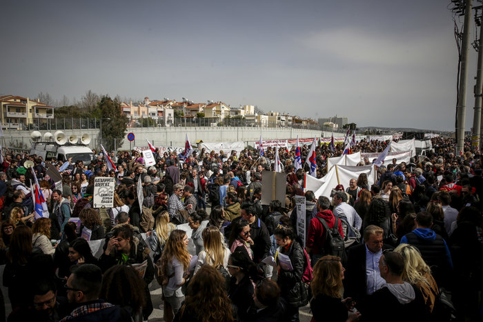 Συλλαλητήριο εκπαιδευτικών έξω από το υπουργείο Παιδείας - εικόνα 4