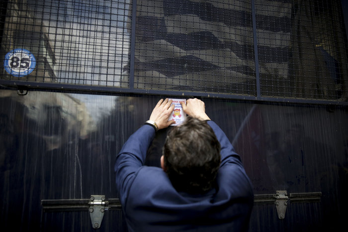 Κολωνάκι: Ενταση και χημικά σε συγκέντρωση κατά των πλειστηριασμών - εικόνα 2