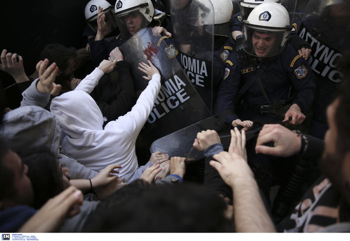 Κολωνάκι: Ενταση και χημικά σε συγκέντρωση κατά των πλειστηριασμών - εικόνα 3