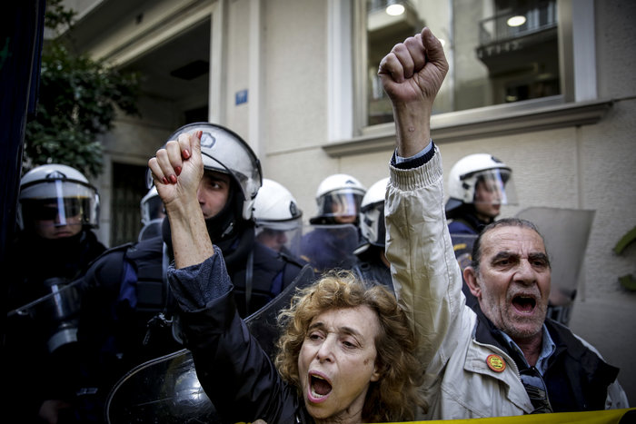 Κολωνάκι: Ενταση και χημικά σε συγκέντρωση κατά των πλειστηριασμών - εικόνα 4