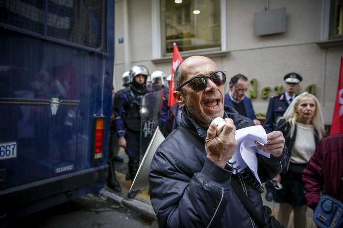 Κολωνάκι: Ενταση και χημικά σε συγκέντρωση κατά των πλειστηριασμών - εικόνα 7
