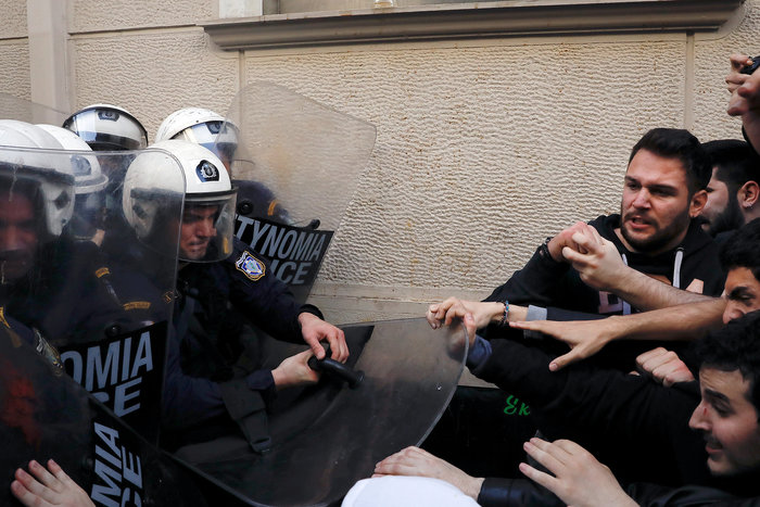 Κολωνάκι: Ενταση και χημικά σε συγκέντρωση κατά των πλειστηριασμών - εικόνα 9