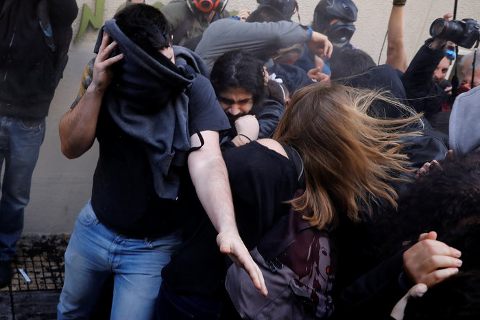 Κολωνάκι: Ενταση και χημικά σε συγκέντρωση κατά των πλειστηριασμών - εικόνα 10
