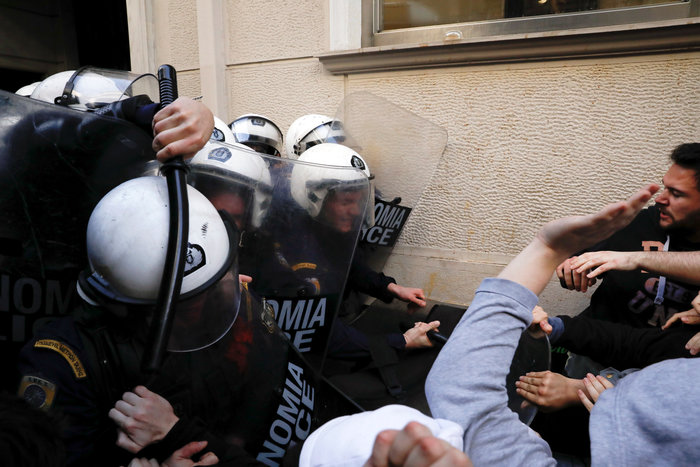 Κολωνάκι: Ενταση και χημικά σε συγκέντρωση κατά των πλειστηριασμών - εικόνα 11