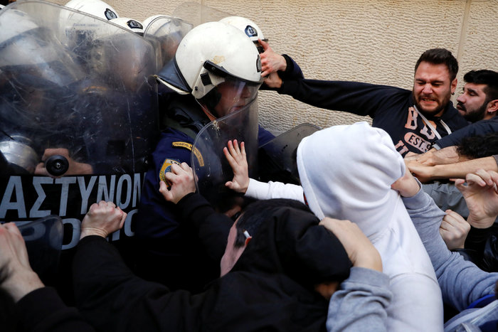 Κολωνάκι: Ενταση και χημικά σε συγκέντρωση κατά των πλειστηριασμών - εικόνα 12