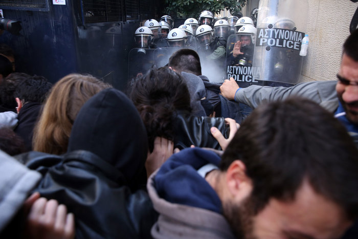 Κολωνάκι: Ενταση και χημικά σε συγκέντρωση κατά των πλειστηριασμών - εικόνα 13