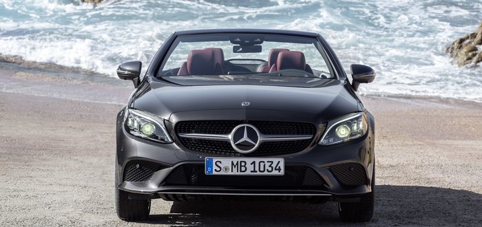 Τι απολαμβάνει αυτή η οδηγός μέσα στις νέες Mercedes C Coupe & Cabriolet;