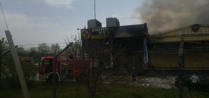 Ένας νεκρός σε μεγάλη φωτιά σε χώρο ψυγείων στο Βόλο