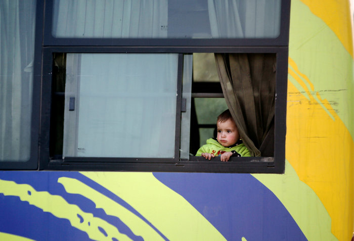 Αντάρτες και άμαχοι απομακρύνονται με λεωφορεία από τη Γούτα - εικόνα 2