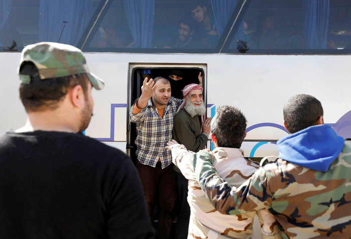 Αντάρτες και άμαχοι απομακρύνονται με λεωφορεία από τη Γούτα - εικόνα 4