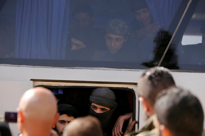 Αντάρτες και άμαχοι απομακρύνονται με λεωφορεία από τη Γούτα - εικόνα 5