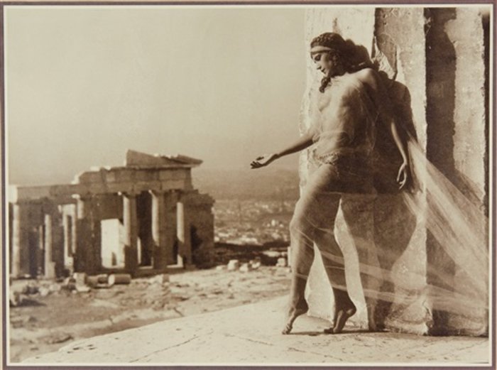 Γυμνή στην Ακρόπολη φωτογραφήθηκε, το 1928, η χορεύτρια Μόνα Πάιβα από την ελληνίδα φωτογράφο Έλλη Σουγιουλτζόγλου- Σεραϊδάρη, γνωστή με το ψευδώνυμο Nelly's