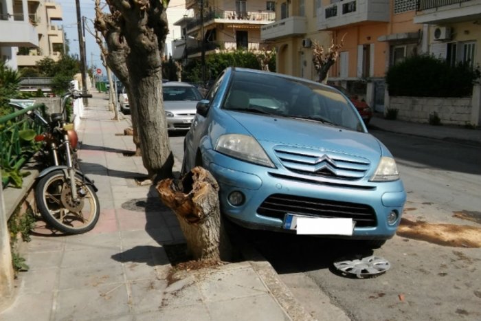 Εχασε τον έλεγχο και πήρε παραμάζωμα αυτοκίνητα - Εικόνες