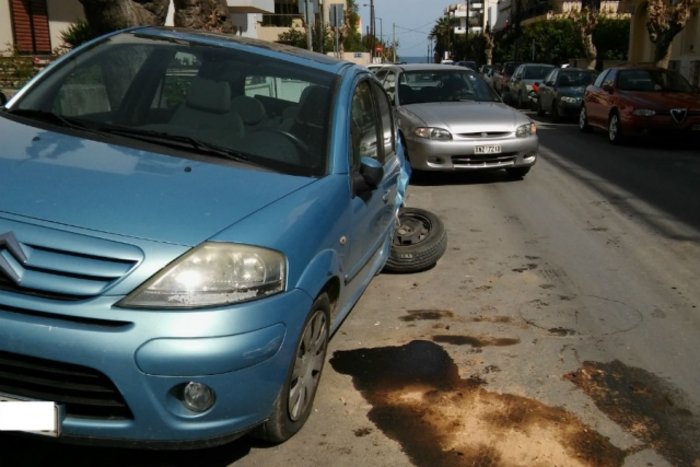 Εχασε τον έλεγχο και πήρε παραμάζωμα αυτοκίνητα - Εικόνες - εικόνα 2
