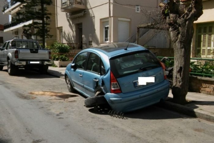 Εχασε τον έλεγχο και πήρε παραμάζωμα αυτοκίνητα - Εικόνες - εικόνα 3