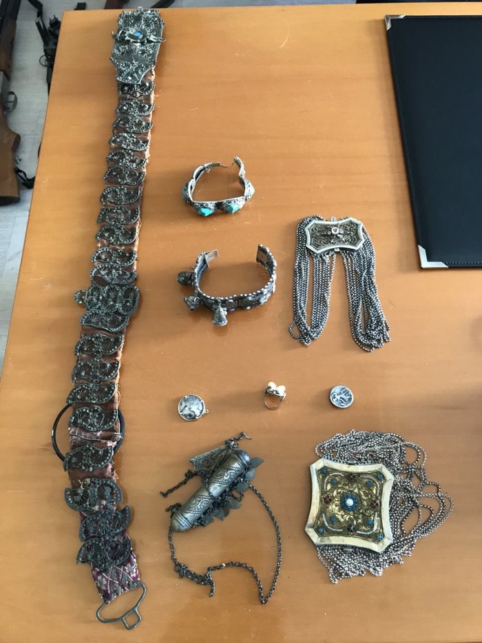 Ανδρόγυνο Γερμανών συνταξιούχων στη φάκα για αρχαιοκαπηλία και όπλα - εικόνα 2