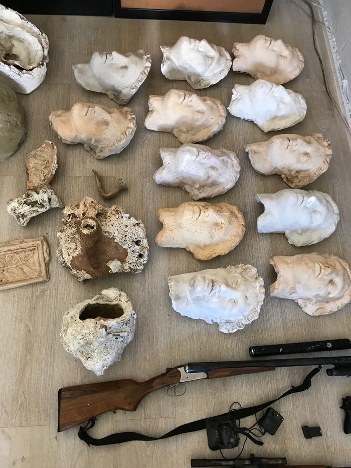 Ανδρόγυνο Γερμανών συνταξιούχων στη φάκα για αρχαιοκαπηλία και όπλα - εικόνα 3