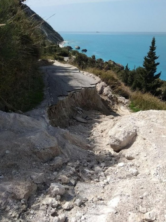 Κόπηκε στη μέση δρόμος στην παραλία Μεγάλη Πέτρα στη Λευκάδα - Εικόνες