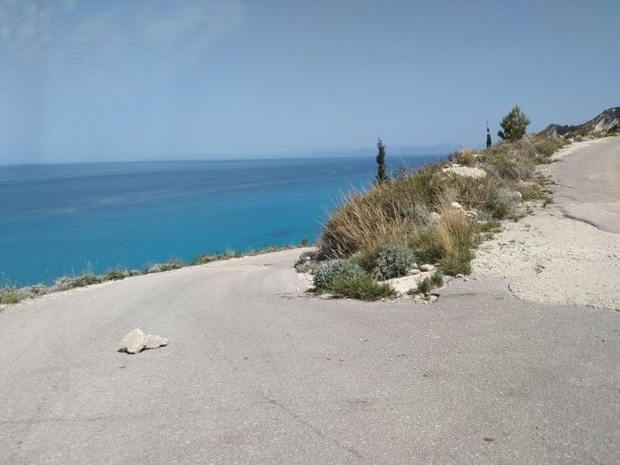 Κόπηκε στη μέση δρόμος στην παραλία Μεγάλη Πέτρα στη Λευκάδα - Εικόνες - εικόνα 2