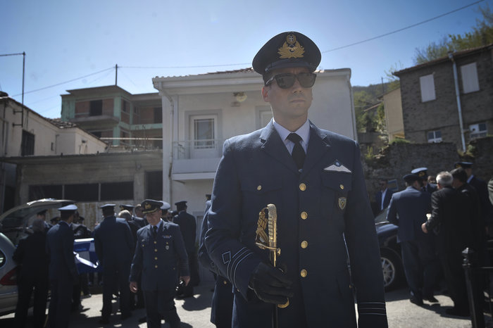 Καρδίτσα: Το τελευταίο αντίο στον σμηναγό Γ. Μπαλταδώρο [φωτό-βίντεο] - εικόνα 11