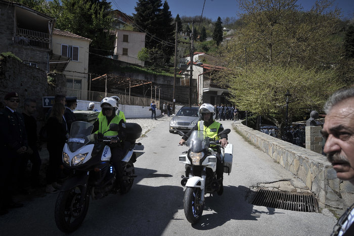 Καρδίτσα: Το τελευταίο αντίο στον σμηναγό Γ. Μπαλταδώρο [φωτό-βίντεο] - εικόνα 15