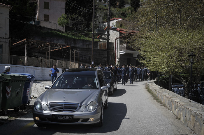 Καρδίτσα: Το τελευταίο αντίο στον σμηναγό Γ. Μπαλταδώρο [φωτό-βίντεο] - εικόνα 16