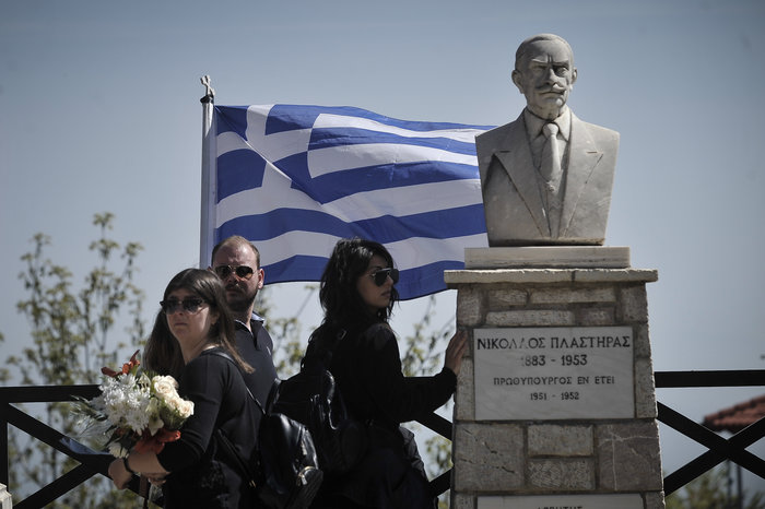 Καρδίτσα: Το τελευταίο αντίο στον σμηναγό Γ. Μπαλταδώρο [φωτό-βίντεο] - εικόνα 3