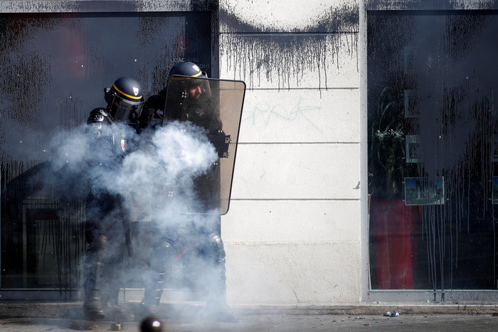 Γαλλία: Ταραχές, ξύλο & δακρυγόνα στη διαδήλωση των συνδικάτων - εικόνα 2
