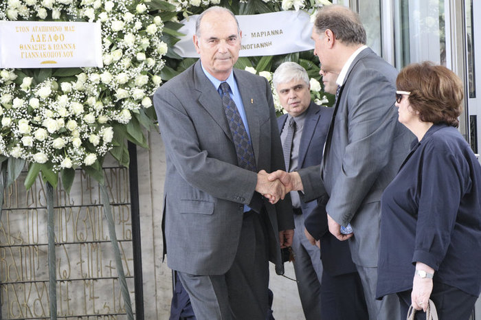 Θρήνος στην κηδεία του Κώστα Γιαννακόπουλου - εικόνα 3