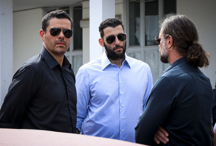 Θρήνος στην κηδεία του Κώστα Γιαννακόπουλου - εικόνα 4