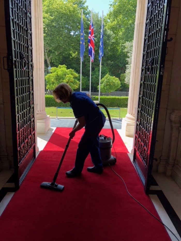 Προετοιμασίες στο Μαξίμου για την άφιξη του πρίγκιπα Κάρολου