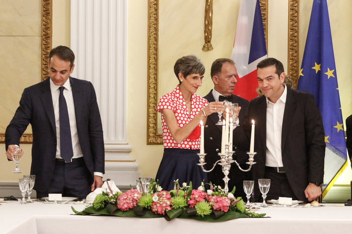 Η Βρετανίδα πρέσβης ψηφίζει Ελληνίδα σχεδιάστρια- Η εμφάνιση στο δείπνο - εικόνα 2