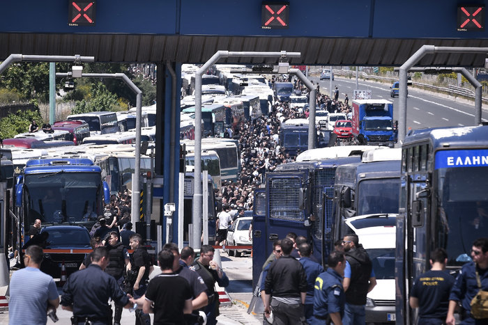 Στις Αφίδνες τα πούλμαν με τους οπαδούς του ΠΑΟΚ [Εικόνες] - εικόνα 4