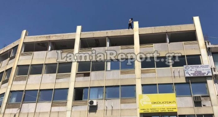 Πολύτεκνος πατέρας απειλούσε ότι θα αυτοκτονήσει από ταράτσα στη Λαμία - εικόνα 2