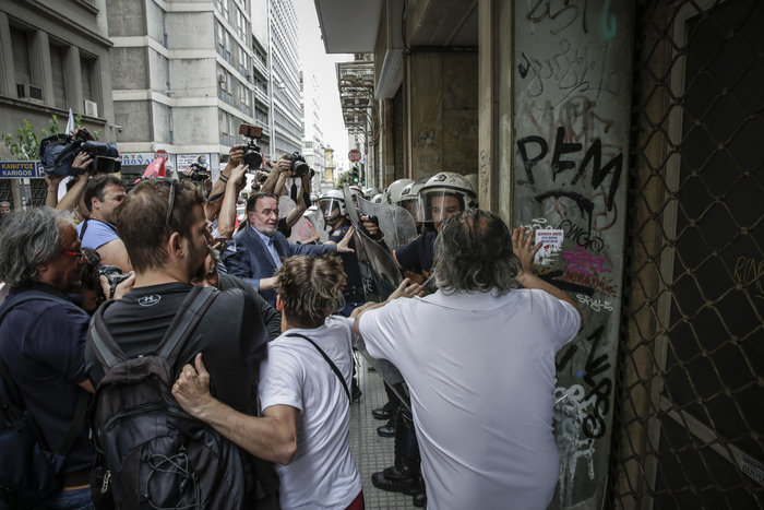 Ένταση σε συμβολαιογραφείο για τους πλειστηριασμούς (Εικόνες) - εικόνα 2