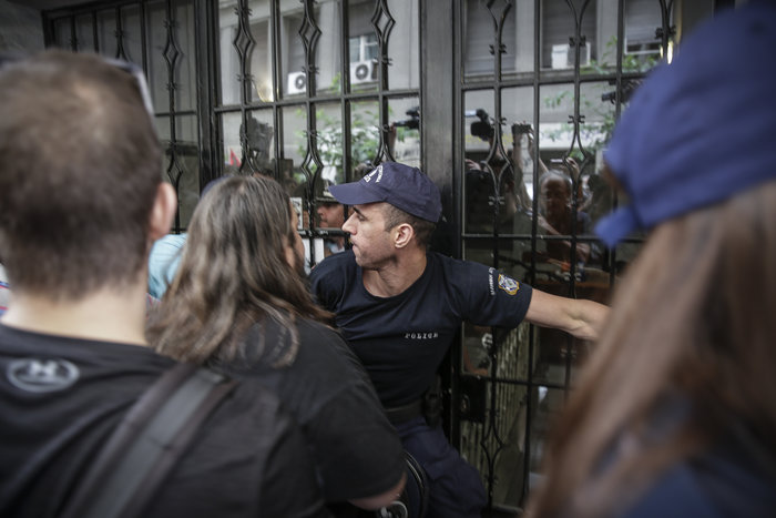 Ένταση σε συμβολαιογραφείο για τους πλειστηριασμούς (Εικόνες)