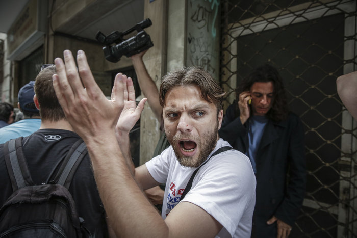 Ένταση σε συμβολαιογραφείο για τους πλειστηριασμούς (Εικόνες) - εικόνα 3