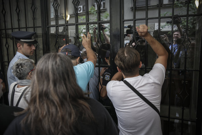 Ένταση σε συμβολαιογραφείο για τους πλειστηριασμούς (Εικόνες) - εικόνα 4