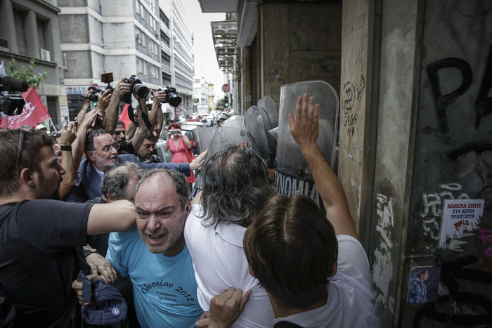Ένταση σε συμβολαιογραφείο για τους πλειστηριασμούς (Εικόνες) - εικόνα 7